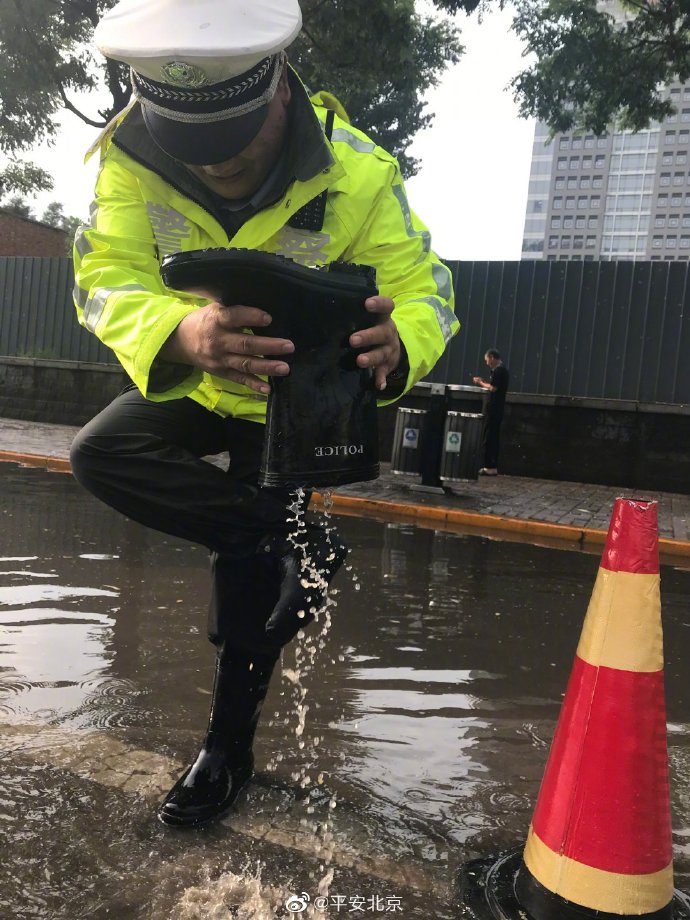 #北京暴雨# #你的车牌是不是落水里了#【我们是不是暴雨中最“亮”的仔】 警务在线 第3张